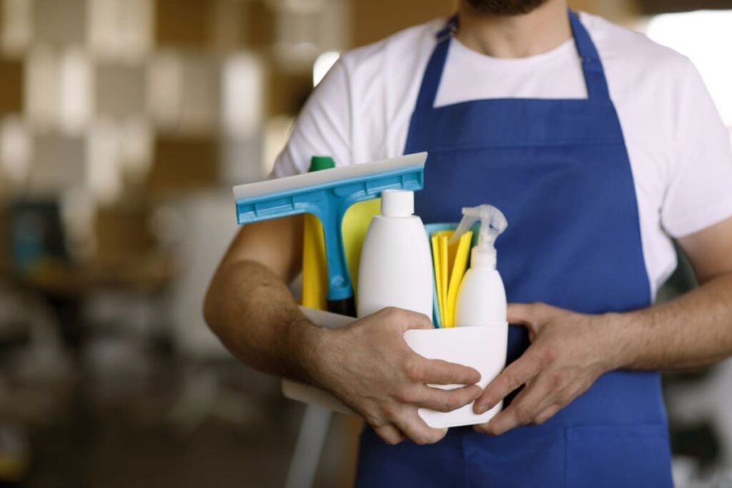 Limpeza de armazém industrial no Algarve pela Mira Cleaning Service.